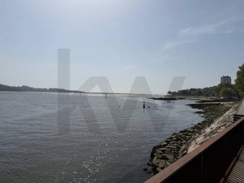 Moradia com vista panorâmica sobre o rio Douro – excelente oportunidade de investimento