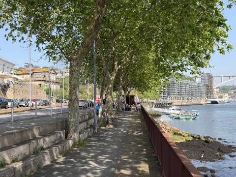 Moradia com vista panorâmica sobre o rio Douro – excelente oportunidade de investimento