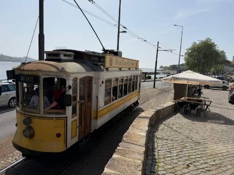 Moradia com vista panorâmica sobre o rio Douro – excelente oportunidade de investimento