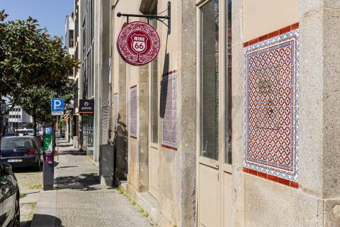 Loja - garrafeira para trespasse no centro de Braga- zona histórica da Sé