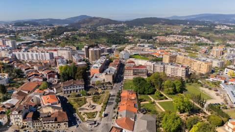 Loja - garrafeira para trespasse no centro de Braga- zona histórica da Sé