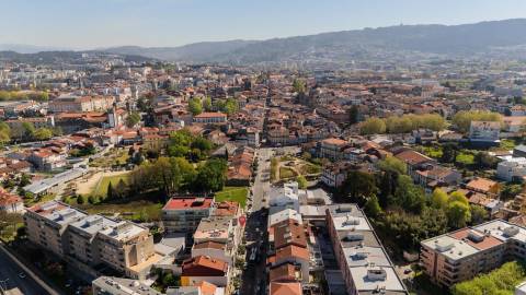 Loja - garrafeira para trespasse no centro de Braga- zona histórica da Sé