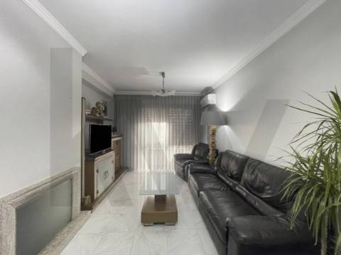 Apartamento T2+1 na Av. Renato Araújo (S. João da Madeira)