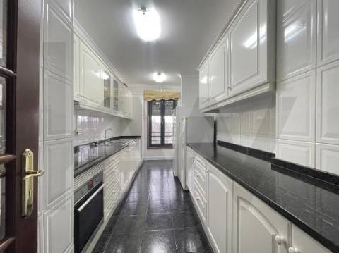 Apartamento T2+1 na Av. Renato Araújo (S. João da Madeira)