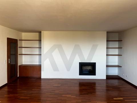 Apartamento T3 renovado para arrendamento nos Pinhais da Foz
