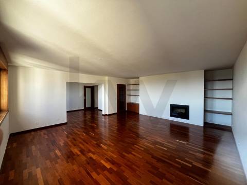 Apartamento T3 renovado para arrendamento nos Pinhais da Foz