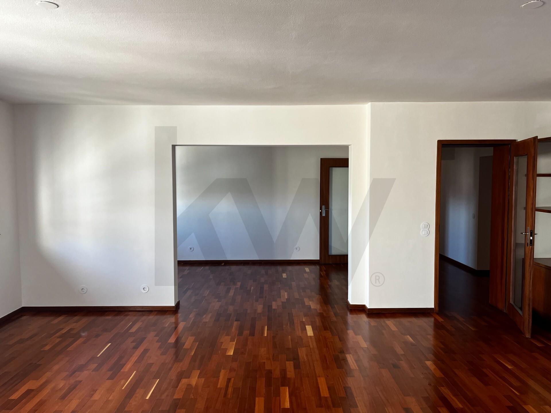 Apartamento T3 renovado para arrendamento nos Pinhais da Foz