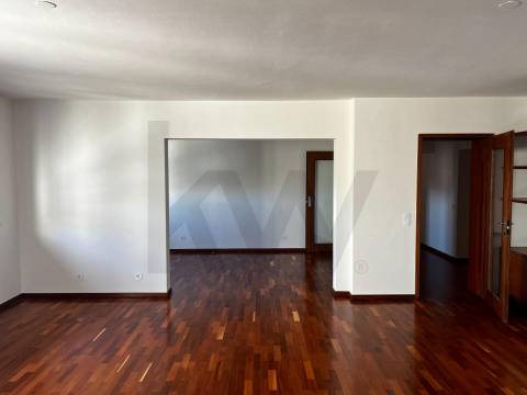 Apartamento T3 renovado para arrendamento nos Pinhais da Foz