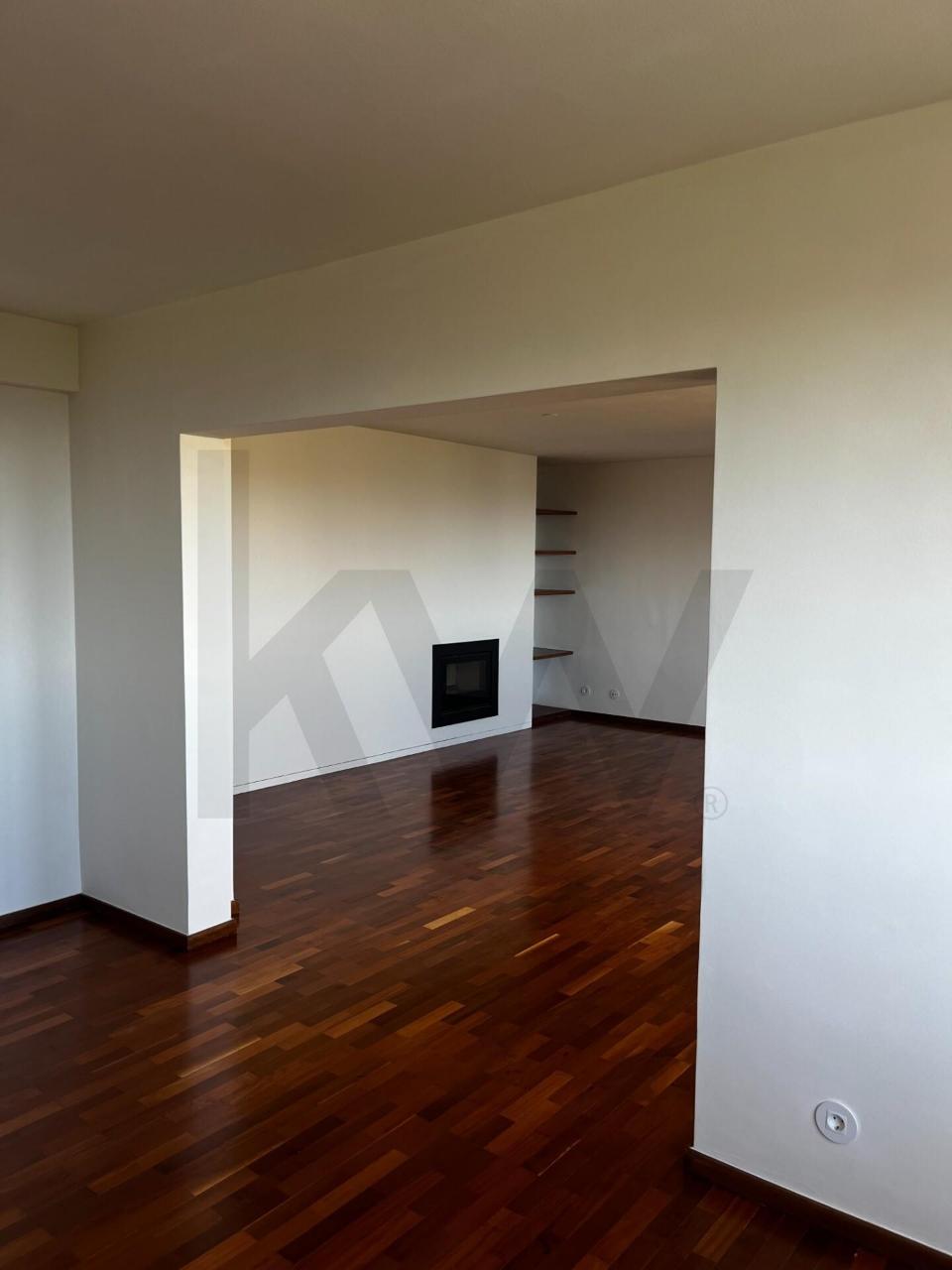 Apartamento T3 renovado para arrendamento nos Pinhais da Foz