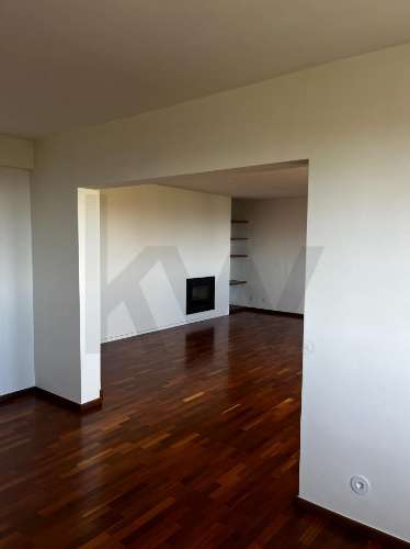 Apartamento T3 renovado para arrendamento nos Pinhais da Foz