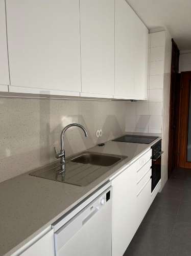 Apartamento T3 renovado para arrendamento nos Pinhais da Foz