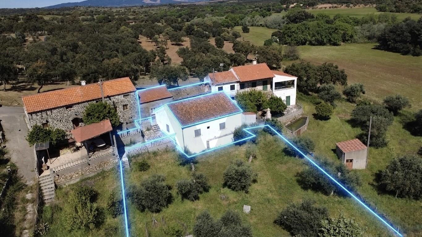 OPORTUNIDADE: Moradia + 2 Casas para Recuperar, Terreno e Vistas Únicas - Mata da Rainha 