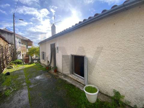 OPORTUNIDADE: Moradia + 2 Casas para Recuperar, Terreno e Vistas Únicas - Mata da Rainha 