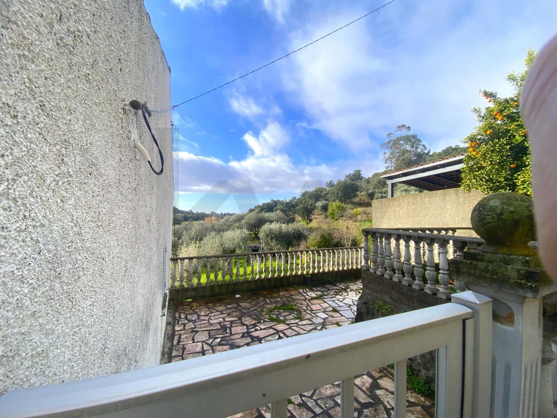 OPORTUNIDADE: Moradia + 2 Casas para Recuperar, Terreno e Vistas Únicas - Mata da Rainha 