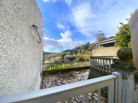 OPORTUNIDADE: Moradia + 2 Casas para Recuperar, Terreno e Vistas Únicas - Mata da Rainha 