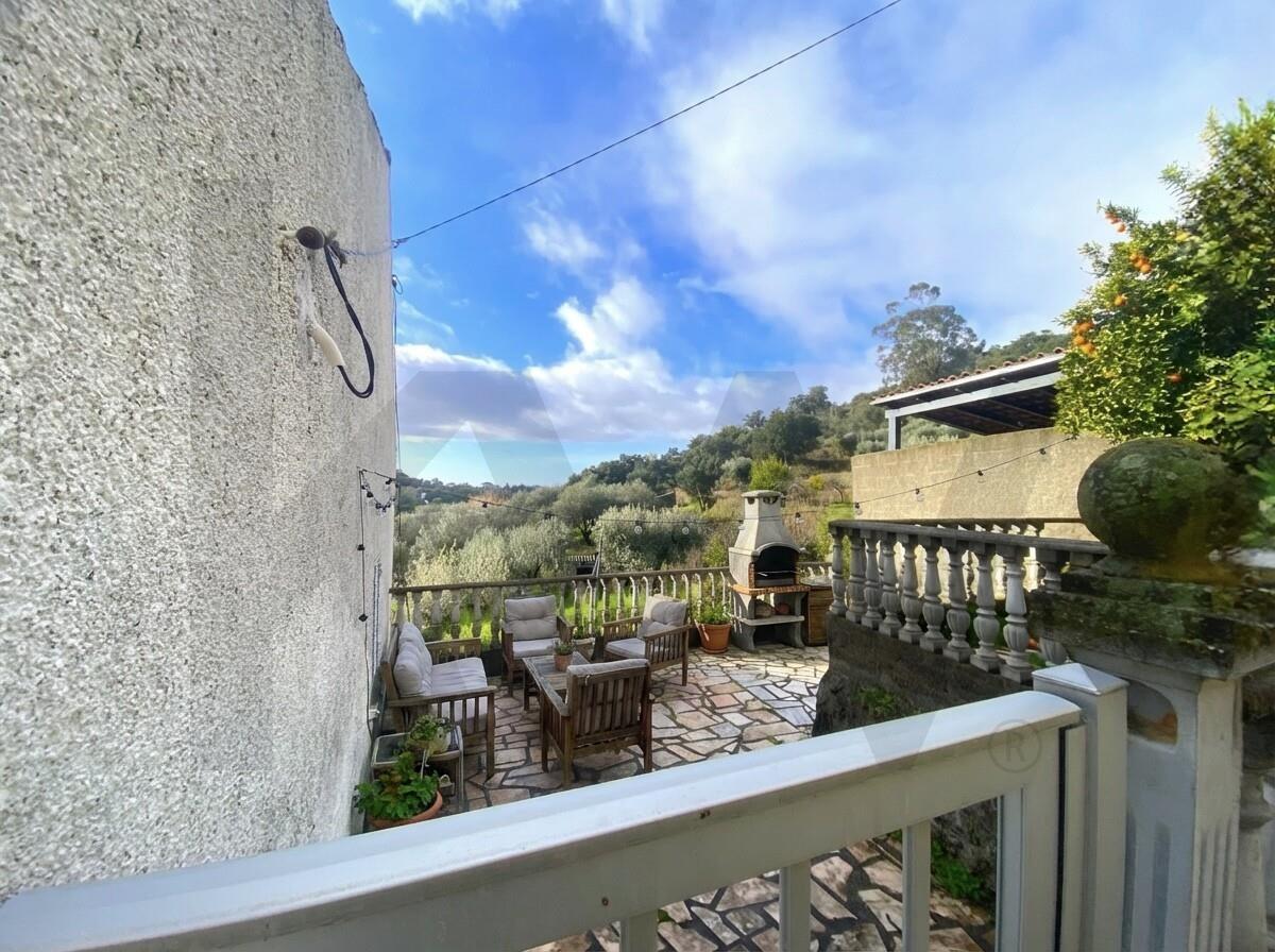 OPORTUNIDADE: Moradia + 2 Casas para Recuperar, Terreno e Vistas Únicas - Mata da Rainha 