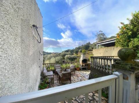 OPORTUNIDADE: Moradia + 2 Casas para Recuperar, Terreno e Vistas Únicas - Mata da Rainha 