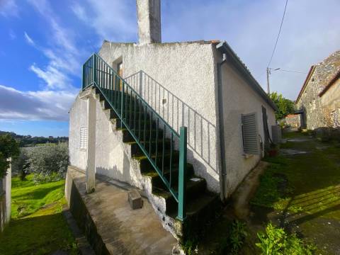 OPORTUNIDADE: Moradia + 2 Casas para Recuperar, Terreno e Vistas Únicas - Mata da Rainha 