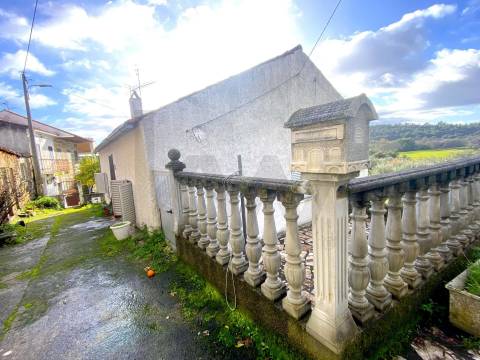 OPORTUNIDADE: Moradia + 2 Casas para Recuperar, Terreno e Vistas Únicas - Mata da Rainha 