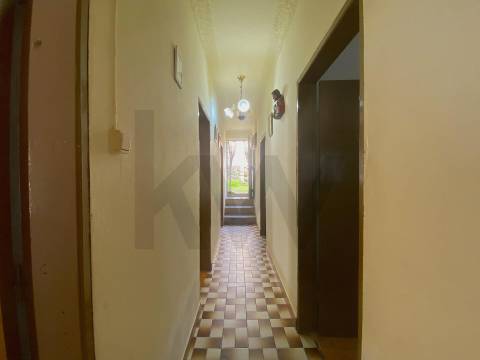 OPORTUNIDADE: Moradia + 2 Casas para Recuperar, Terreno e Vistas Únicas - Mata da Rainha 