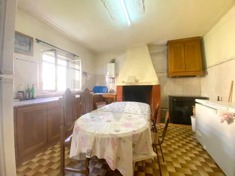 OPORTUNIDADE: Moradia + 2 Casas para Recuperar, Terreno e Vistas Únicas - Mata da Rainha 