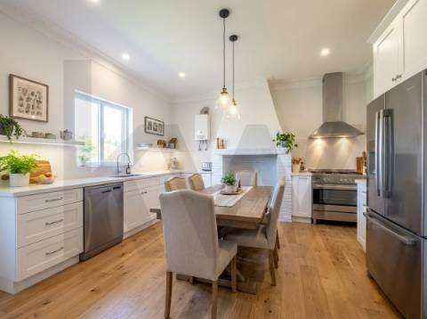 OPORTUNIDADE: Moradia + 2 Casas para Recuperar, Terreno e Vistas Únicas - Mata da Rainha 