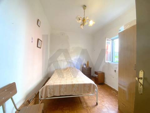 OPORTUNIDADE: Moradia + 2 Casas para Recuperar, Terreno e Vistas Únicas - Mata da Rainha 