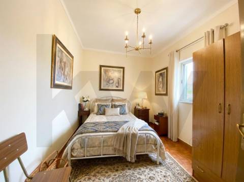 OPORTUNIDADE: Moradia + 2 Casas para Recuperar, Terreno e Vistas Únicas - Mata da Rainha 