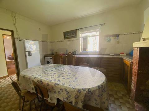 OPORTUNIDADE: Moradia + 2 Casas para Recuperar, Terreno e Vistas Únicas - Mata da Rainha 