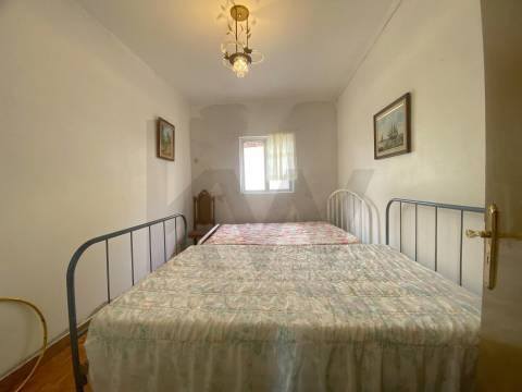 OPORTUNIDADE: Moradia + 2 Casas para Recuperar, Terreno e Vistas Únicas - Mata da Rainha 