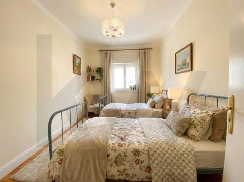 OPORTUNIDADE: Moradia + 2 Casas para Recuperar, Terreno e Vistas Únicas - Mata da Rainha 