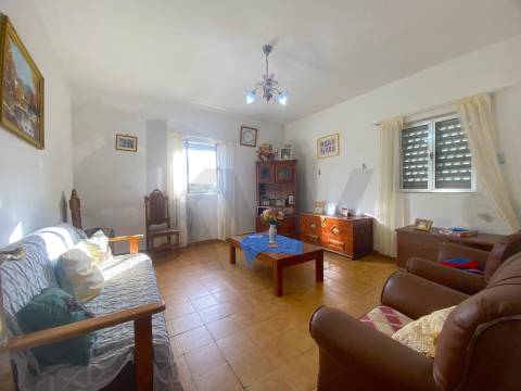 OPORTUNIDADE: Moradia + 2 Casas para Recuperar, Terreno e Vistas Únicas - Mata da Rainha 