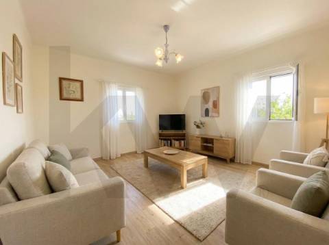 OPORTUNIDADE: Moradia + 2 Casas para Recuperar, Terreno e Vistas Únicas - Mata da Rainha 