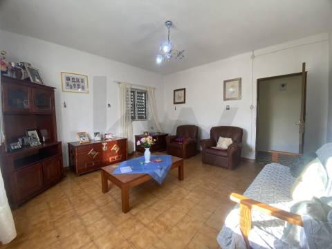 OPORTUNIDADE: Moradia + 2 Casas para Recuperar, Terreno e Vistas Únicas - Mata da Rainha 