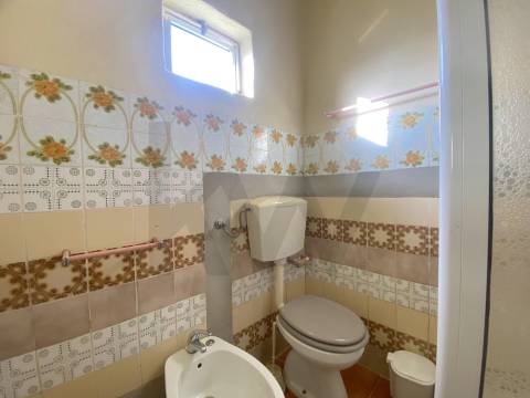 OPORTUNIDADE: Moradia + 2 Casas para Recuperar, Terreno e Vistas Únicas - Mata da Rainha 