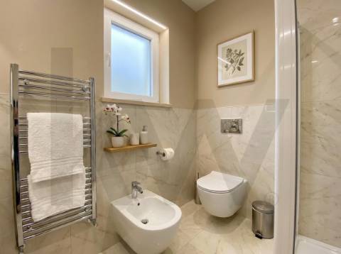 OPORTUNIDADE: Moradia + 2 Casas para Recuperar, Terreno e Vistas Únicas - Mata da Rainha 