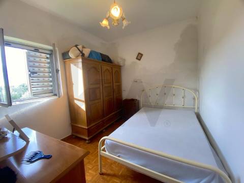 OPORTUNIDADE: Moradia + 2 Casas para Recuperar, Terreno e Vistas Únicas - Mata da Rainha 