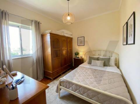 OPORTUNIDADE: Moradia + 2 Casas para Recuperar, Terreno e Vistas Únicas - Mata da Rainha 