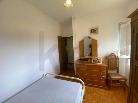 OPORTUNIDADE: Moradia + 2 Casas para Recuperar, Terreno e Vistas Únicas - Mata da Rainha 