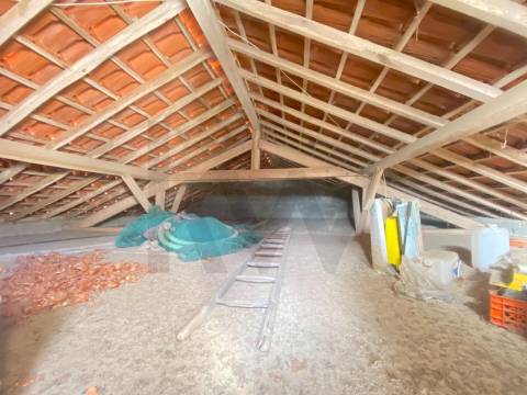 OPORTUNIDADE: Moradia + 2 Casas para Recuperar, Terreno e Vistas Únicas - Mata da Rainha 