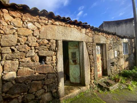 OPORTUNIDADE: Moradia + 2 Casas para Recuperar, Terreno e Vistas Únicas - Mata da Rainha 