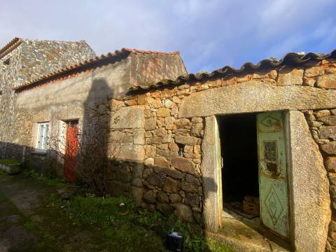 OPORTUNIDADE: Moradia + 2 Casas para Recuperar, Terreno e Vistas Únicas - Mata da Rainha 