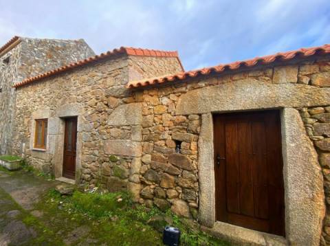 OPORTUNIDADE: Moradia + 2 Casas para Recuperar, Terreno e Vistas Únicas - Mata da Rainha 