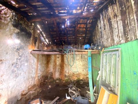 OPORTUNIDADE: Moradia + 2 Casas para Recuperar, Terreno e Vistas Únicas - Mata da Rainha 