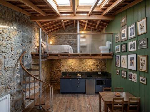 OPORTUNIDADE: Moradia + 2 Casas para Recuperar, Terreno e Vistas Únicas - Mata da Rainha 