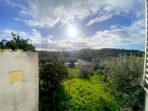 OPORTUNIDADE: Moradia + 2 Casas para Recuperar, Terreno e Vistas Únicas - Mata da Rainha 