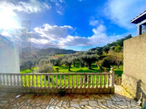 OPORTUNIDADE: Moradia + 2 Casas para Recuperar, Terreno e Vistas Únicas - Mata da Rainha 