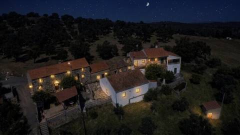 OPORTUNIDADE: Moradia + 2 Casas para Recuperar, Terreno e Vistas Únicas - Mata da Rainha 