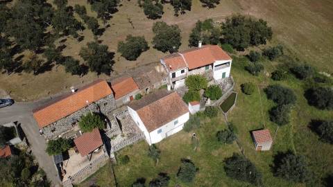 OPORTUNIDADE: Moradia + 2 Casas para Recuperar, Terreno e Vistas Únicas - Mata da Rainha 