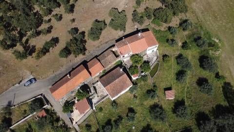 OPORTUNIDADE: Moradia + 2 Casas para Recuperar, Terreno e Vistas Únicas - Mata da Rainha 